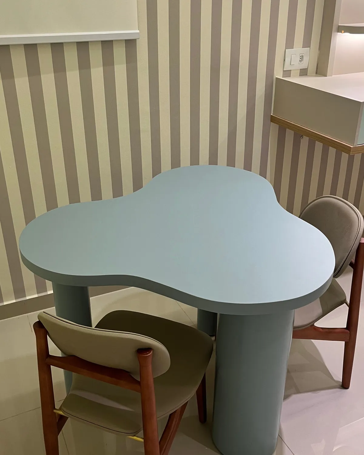 Mesinha em forma de nuvem com cadeira de madeira, no consultório infantil